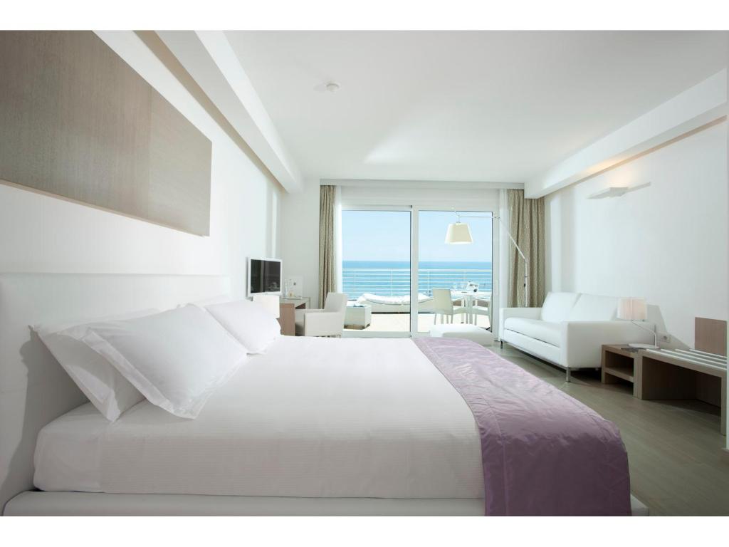 une chambre avec un lit et une vue sur l'océan dans l'établissement Hotel Aurora, à Lido di Jesolo 149 autres photos