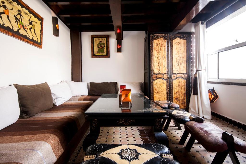 un salon avec un canapé et une table dans l'établissement Riad Bab Essaouira, à Essaouira