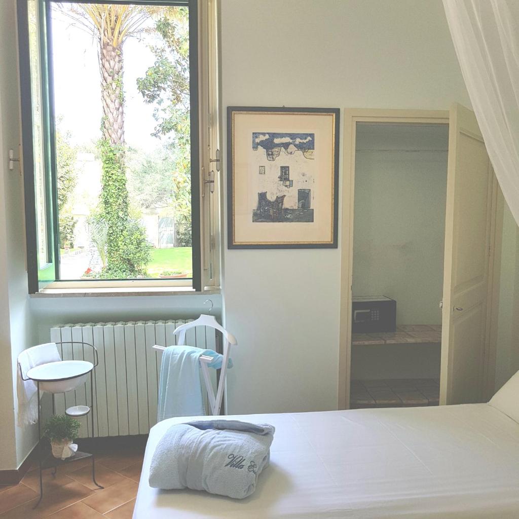 une chambre avec un lit et une grande fenêtre dans l'établissement Villa Edda Heated Pool, à Galatina