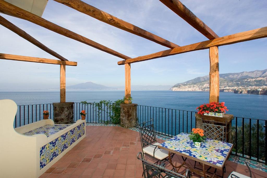 un balcon avec vue sur l'océan dans l'établissement Hotel La Tonnarella, à Sorrente