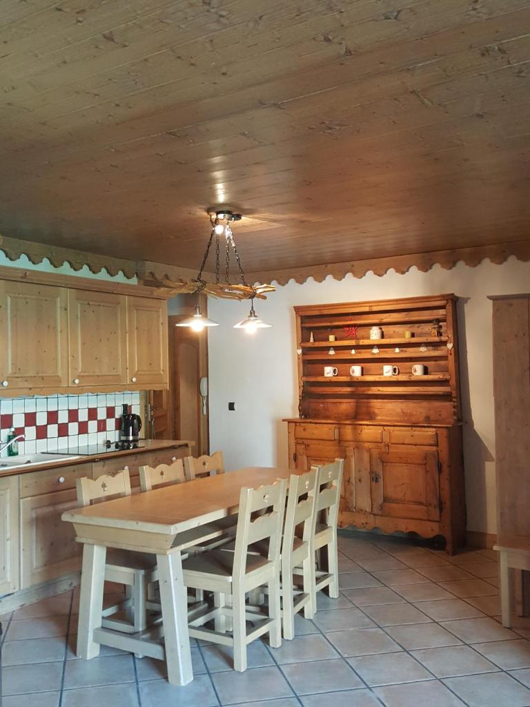 une salle à manger avec une table et des chaises en bois dans l'établissement Apartment A 01 in St Martin de Belleville, à Saint-Martin-de-Belleville