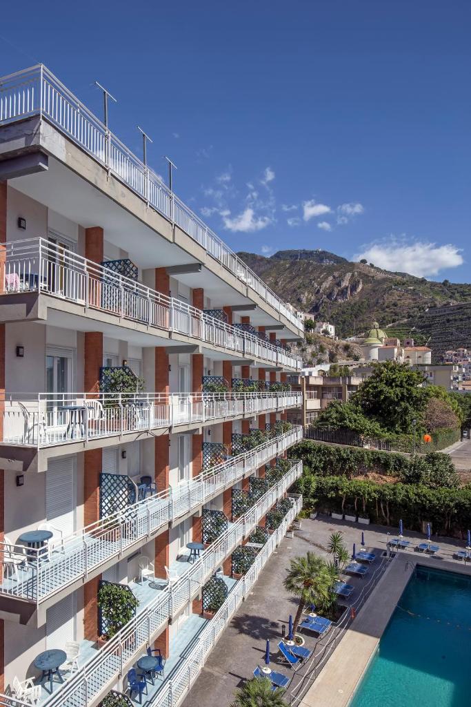 une vue aérienne d'un hôtel avec piscine dans l'établissement Angelina Residence, à Maiori