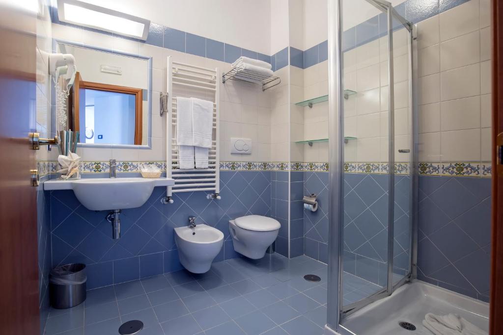 une salle de bain avec toilettes, lavabo et douche dans l'établissement Angelina Residence, à Maiori
