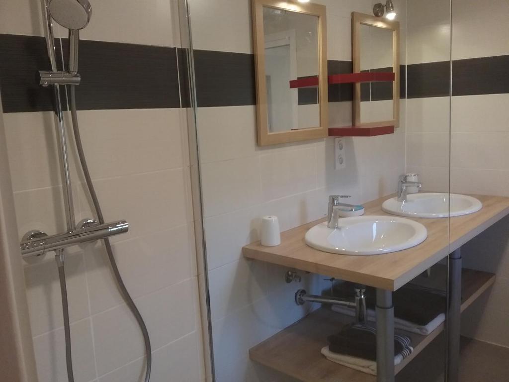 une salle de bain avec deux lavabos et une douche dans l'établissement Gite Manttu, à Urrugne 6 autres photos