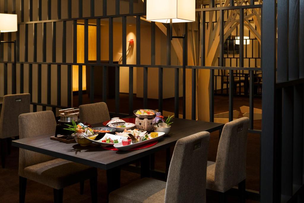 - une table avec un bol de nourriture dans l'établissement Shogetsu Grand Hotel, à Jozankei 37 autres photos