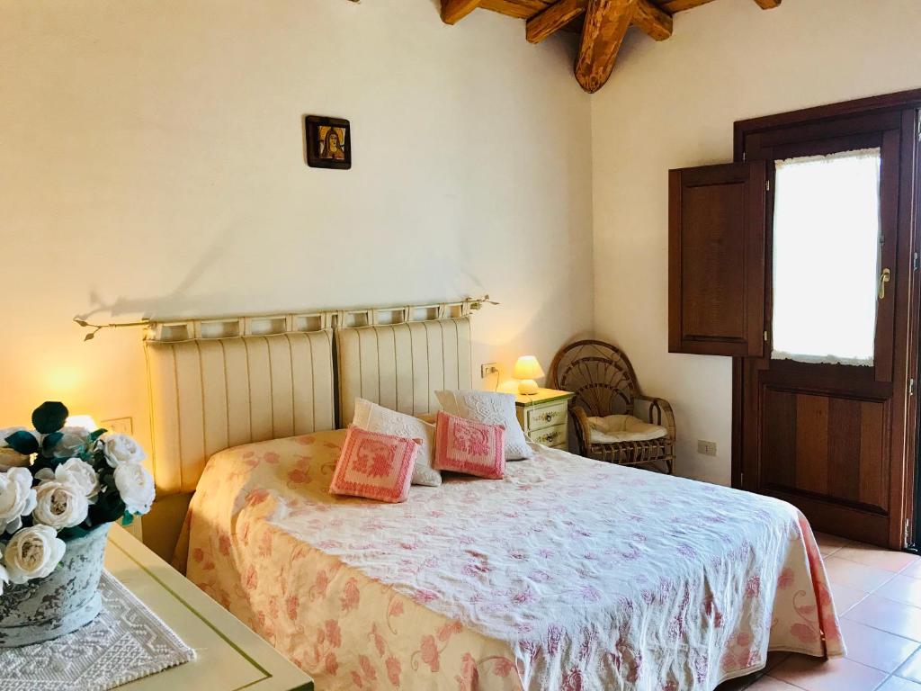 une chambre avec un lit avec des oreillers roses dessus dans l'établissement Villa vista mare con piscina, à San Teodoro 46 autres photos