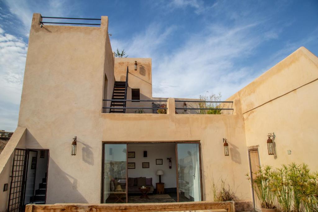 une maison au milieu d'un désert dans l'établissement La Maison Maure, à Fès