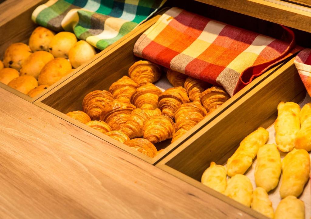 2 plateaux en bois remplis de différents types de donuts dans l'établissement Jozankei Manseikaku Hotel Milione, à Jozankei