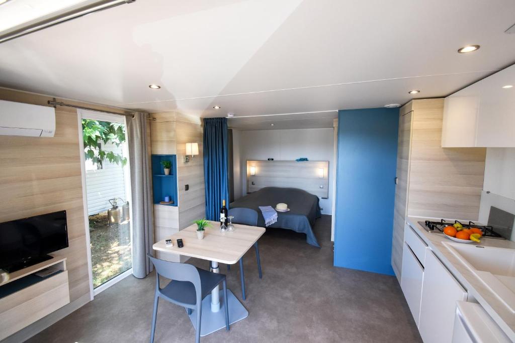 Cette petite chambre comprend une cuisine et une chambre. dans l'établissement Camping Parc Mogador, à Sanary-sur-Mer