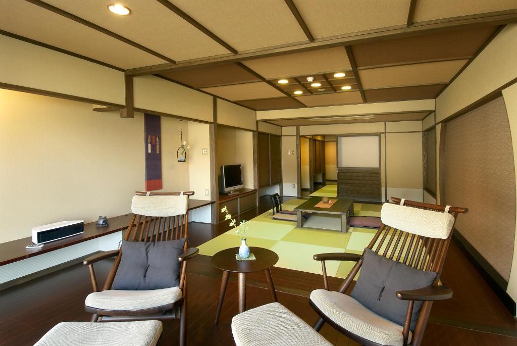 - une chambre avec deux chaises et une table dans l'établissement Aburaya Tousen, à Yamanouchi