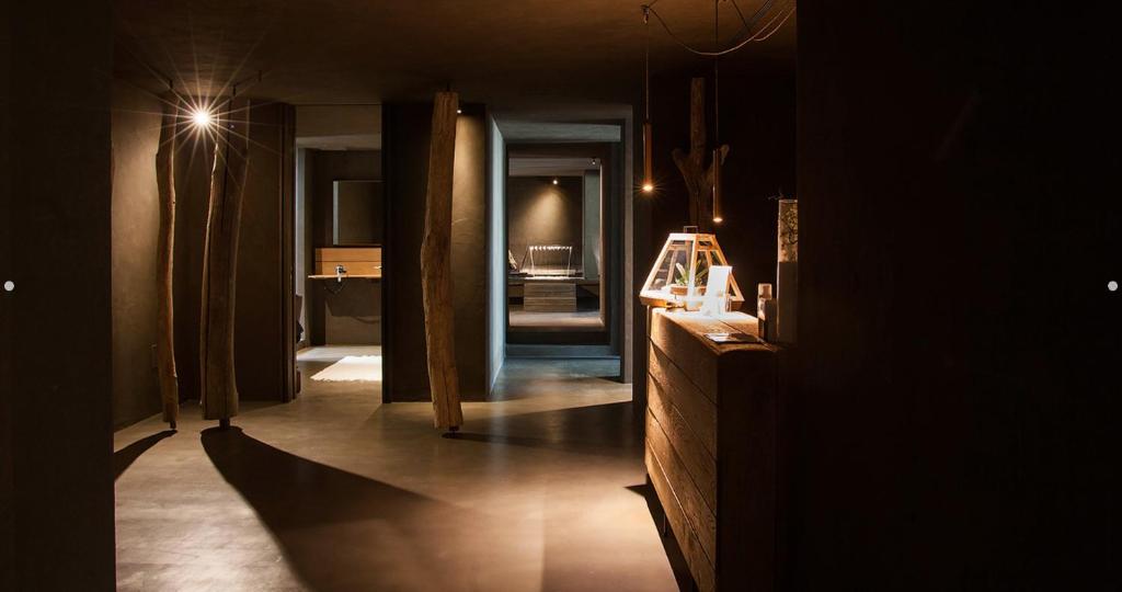 Cette chambre sombre dispose d'un couloir menant à un salon. dans l'établissement Altamarea Residence & Family Hotel, à Cervia