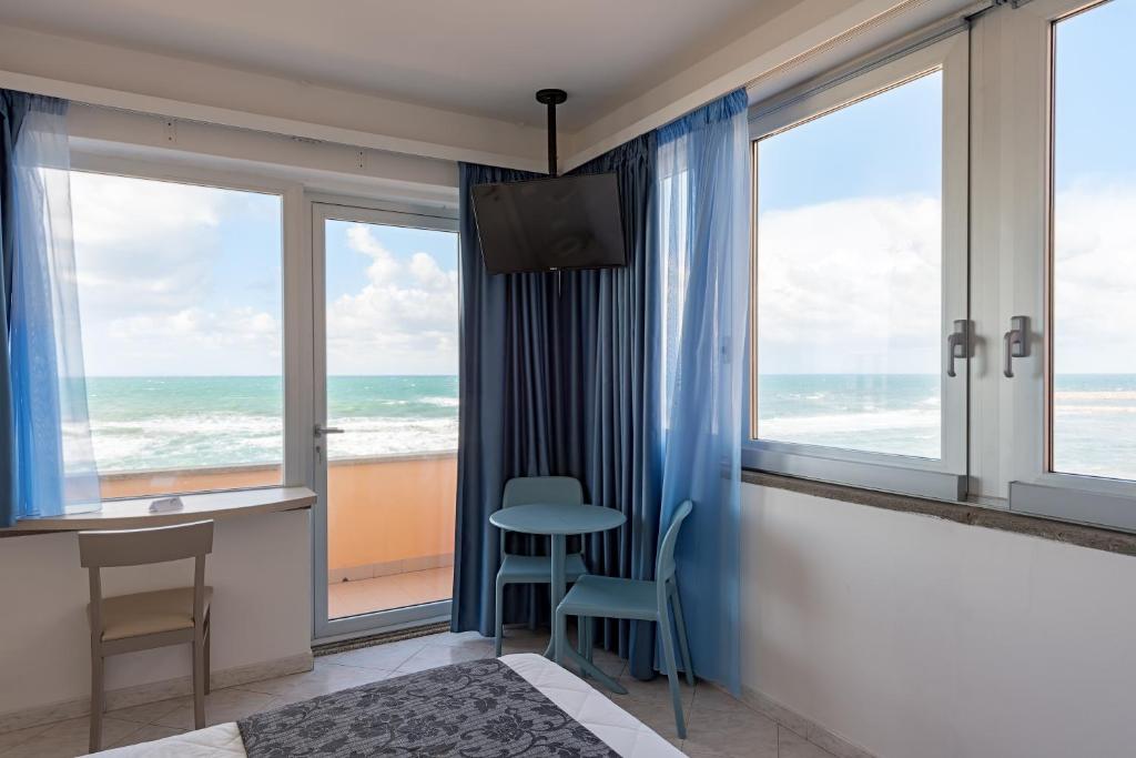 - une chambre avec vue sur l'océan dans l'établissement Hotel il Delfino, à San Vincenzo