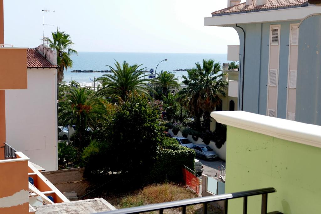 une vue sur l'océan depuis le balcon d'un immeuble dans l'établissement Hotel Désirée, à San Benedetto del Tronto