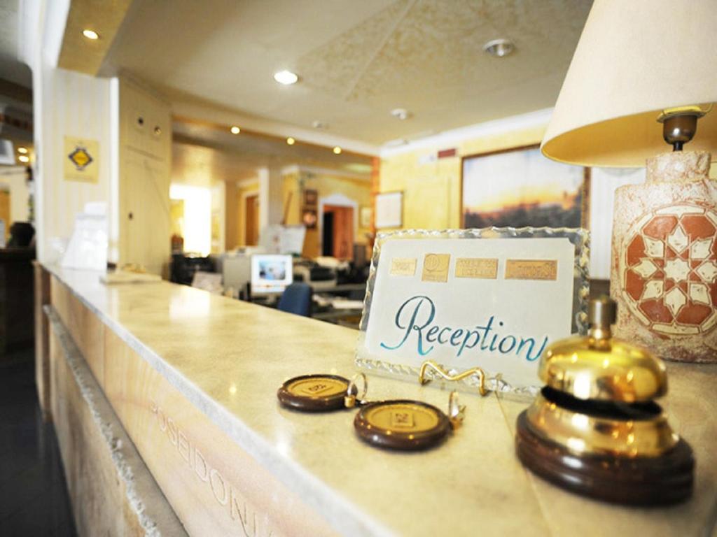 un comptoir de restaurant muni d'un panneau d'immatriculation. dans l'établissement Hotel Poseidonia Mare, à Paestum