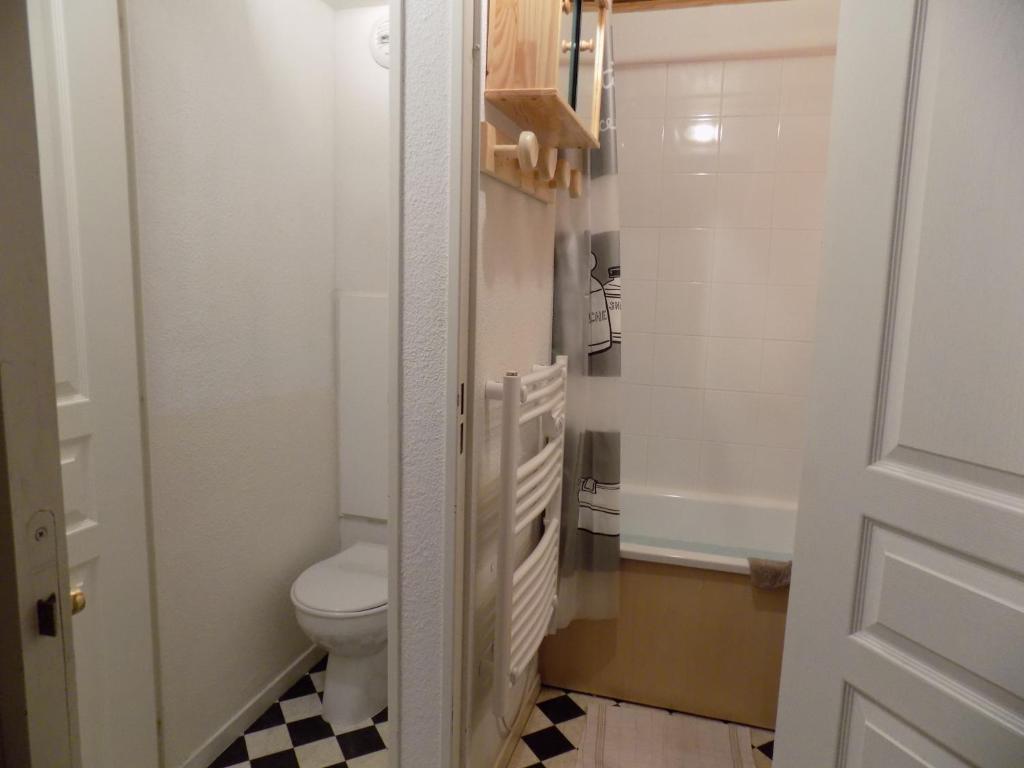La petite salle de bains est pourvue de toilettes et d'une baignoire. dans l'établissement Appart 4 p pied des pistes Risoul 1850, à Risoul