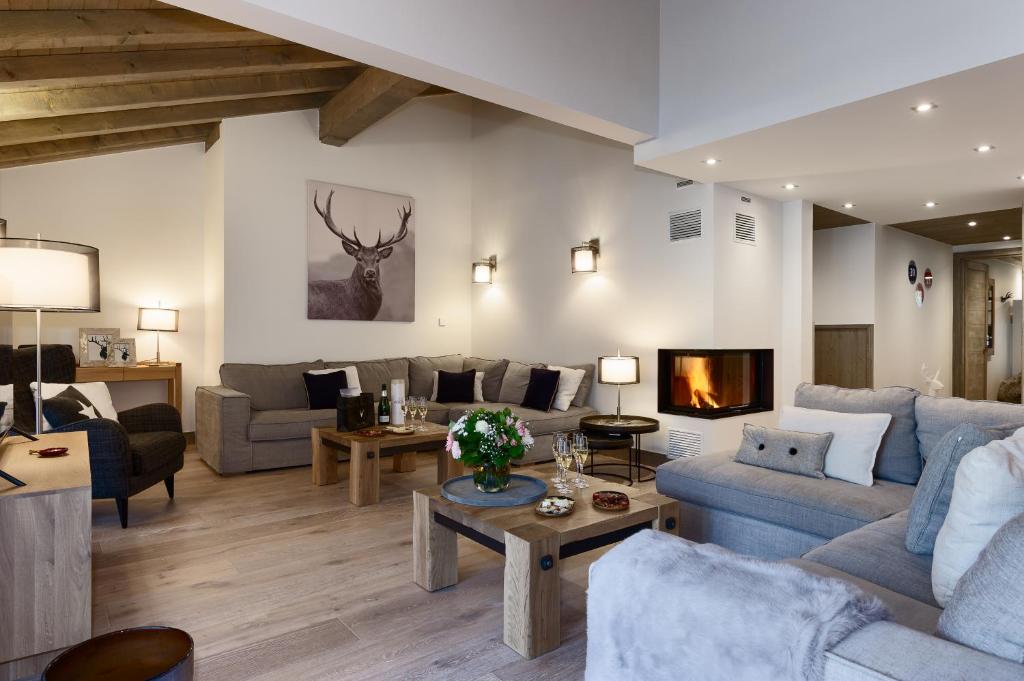 un salon avec des canapés et une cheminée dans l'établissement Annapurna by Alpine Resorts, aux Gets