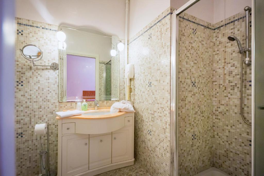 une salle de bain avec un lavabo et une douche dans l'établissement Albergo Ristorante Fabrizio, à Caorle 30 autres photos