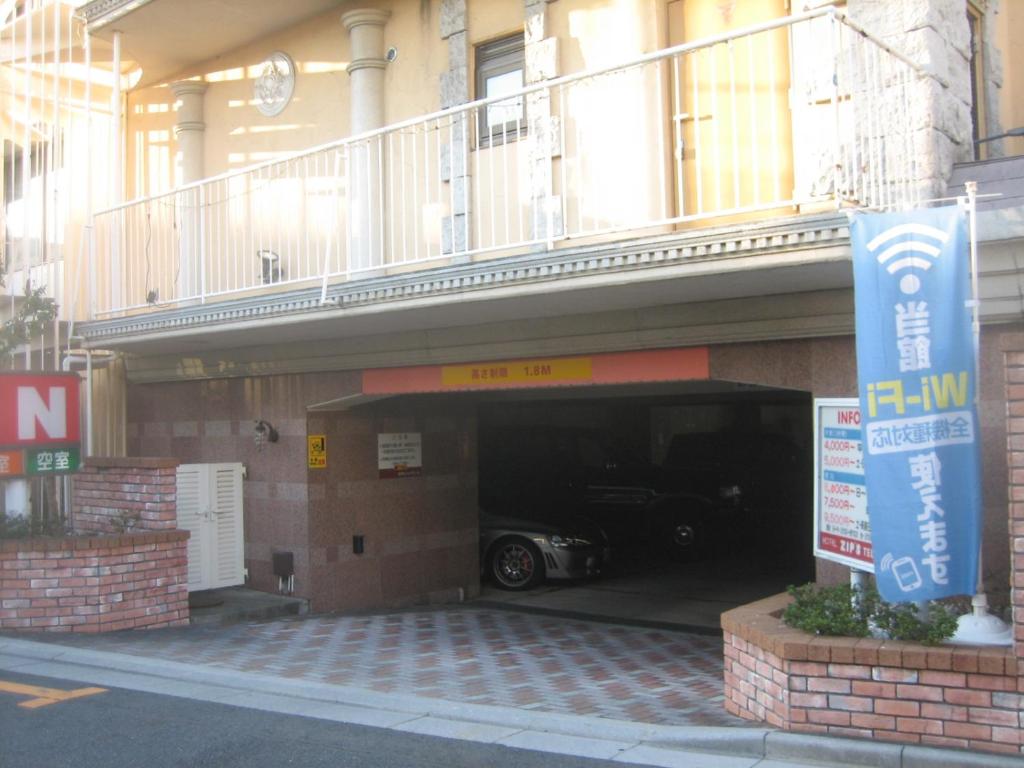 une voiture est garée à l'intérieur d'un garage dans l'établissement Hotel Zips (Adult Only), à Kawaguchi 5 autres photos