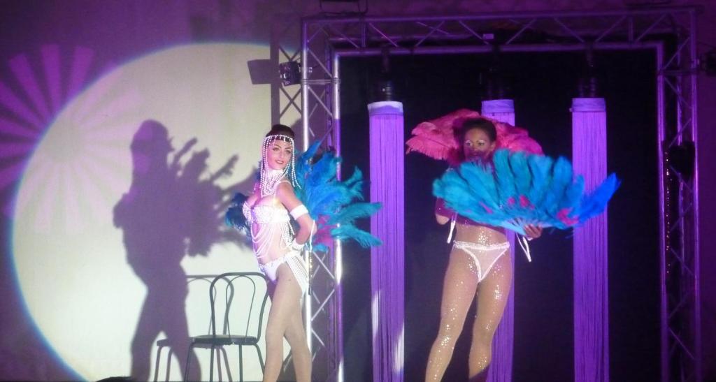 deux femmes debout sur une scène en costumes dans l'établissement Camping Le Sainte Marie, à Sainte-Marie-la-Mer 42 autres photos
