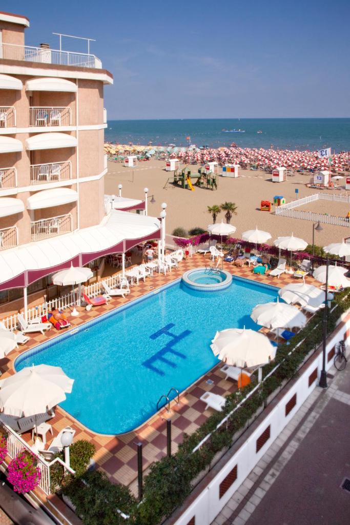 une vue d'une piscine dans un complexe hôtelier dans l'établissement Hotel Excelsior, à Caorle