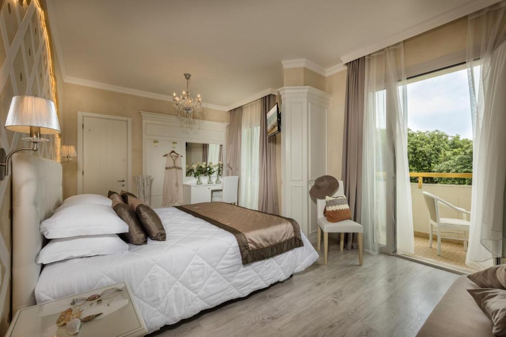 une chambre avec un grand lit et un balcon dans l'établissement Luxor e Cairo The Beach Resort, à Lido di Jesolo 59 autres photos