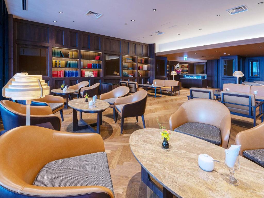 un restaurant avec des tables et des chaises dans une salle dans l'établissement Hakodate Kokusai Hotel, à Hakodate