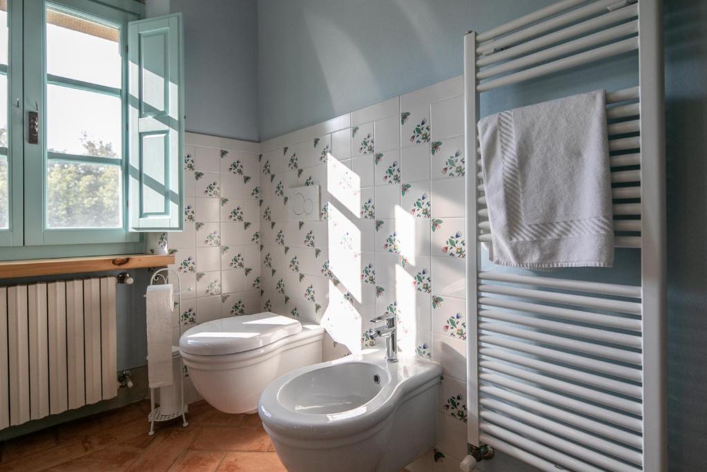 une salle de bain avec toilettes et lavabo dans l'établissement Villa Mezzavia, à Cortone