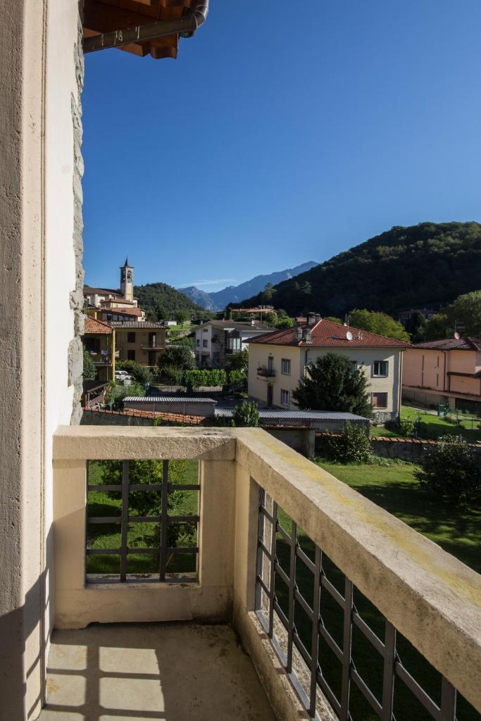 une vue depuis le balcon d'un immeuble dans l'établissement Albergo Sala, à Valbrona
