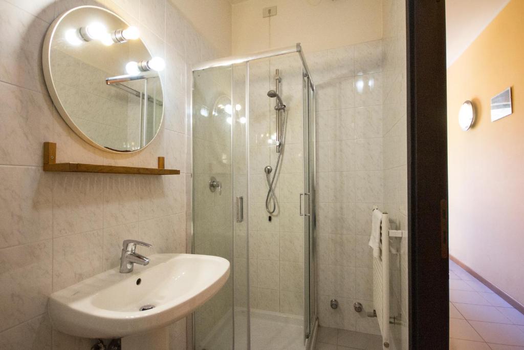 une salle de bain avec un lavabo et une douche avec un miroir dans l'établissement Albergo Sala, à Valbrona 58 autres photos