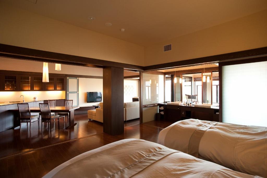 Cet appartement comprend une chambre avec deux lits, un salon et une cuisine. dans l'établissement Lake Shikotsu Tsuruga Resort Spa Mizu no Uta, à Chitose 37 autres photos