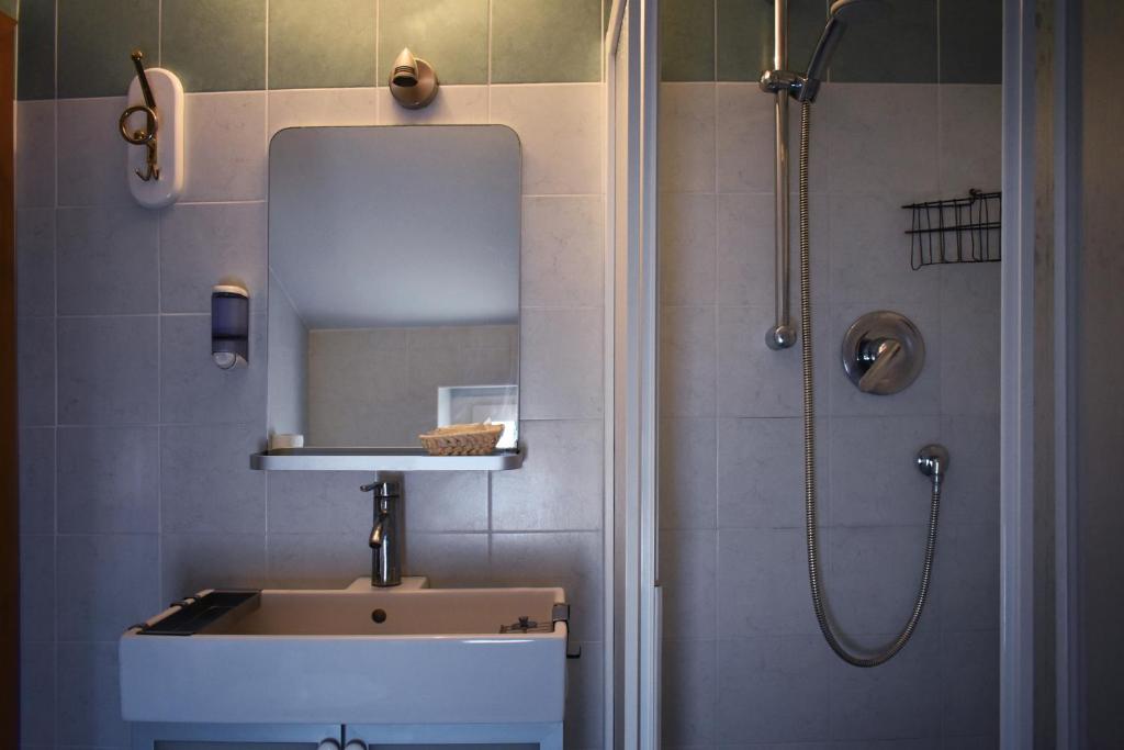 une salle de bain avec un lavabo et une douche avec un miroir dans l'établissement Hotel Urbinati, à Bellaria-Igea Marina 38 autres photos