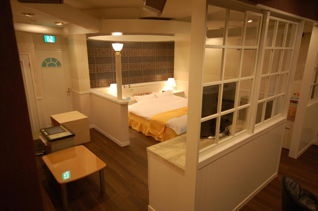 une chambre avec un lit et une baignoire dans une pièce dans l'établissement Koriyama Aine Adult Only, à Koriyama