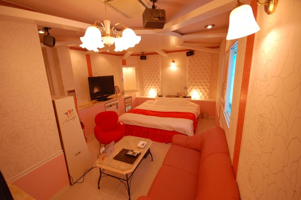 une chambre d'hôtel avec un lit et un canapé dans l'établissement Koriyama Aine Adult Only, à Koriyama 15 autres photos