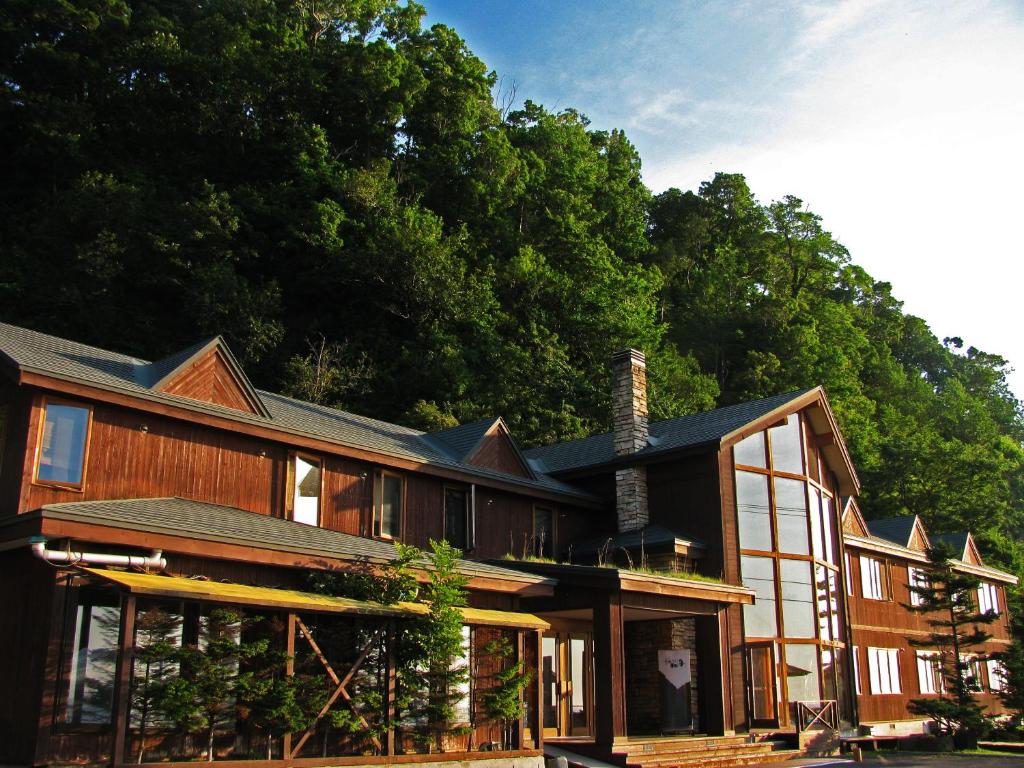 une maison est en construction avec des arbres en arrière-plan dans l'établissement Hotel Kifu Club Shiretoko, à Shari