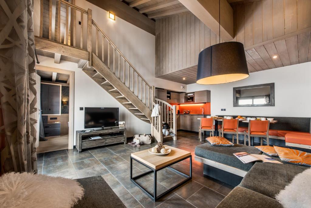 un salon avec un canapé et une table dans l'établissement Residence Montana Plein Sud, à Val Thorens