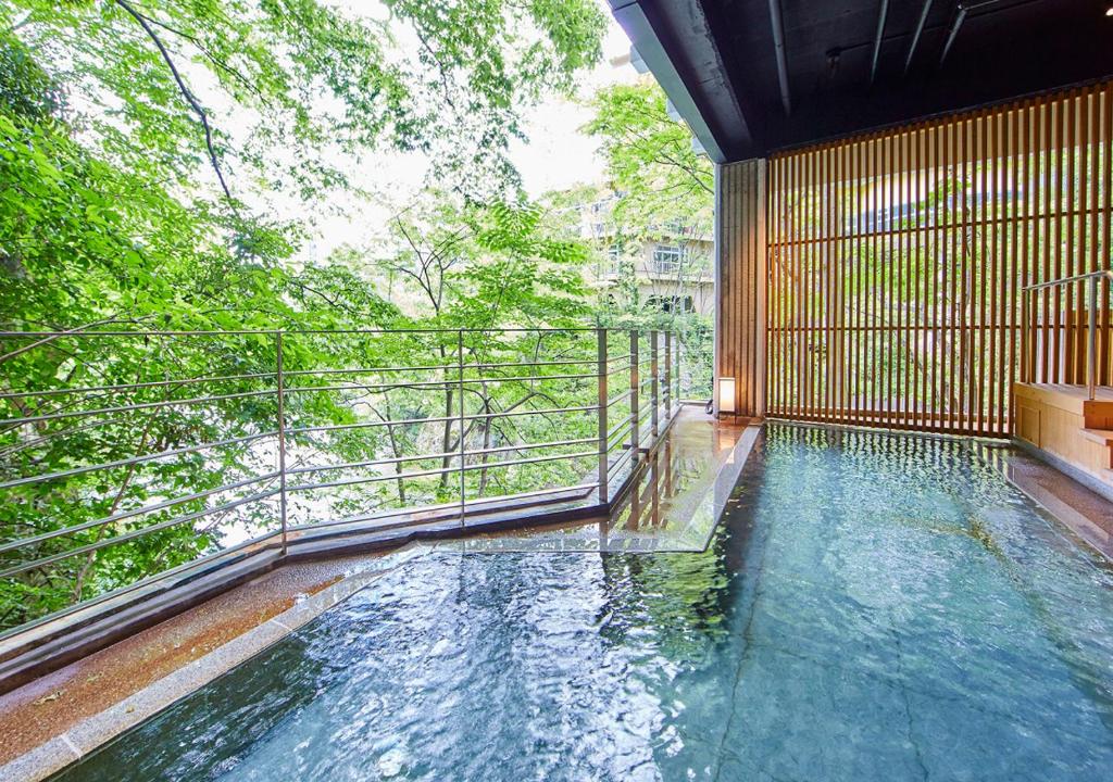 une piscine d'eau au milieu d'un bâtiment dans l'établissement Zazan minakami, à Minakami