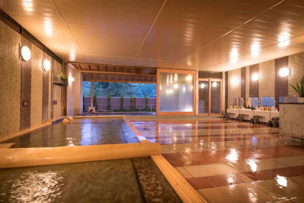 une grande piscine dans un immeuble dans l'établissement Hotel Hanamaki, à Hanamaki