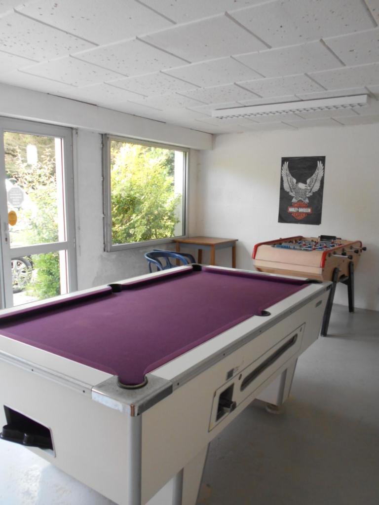 Cette chambre dispose d'une table de billard. dans l'établissement Bontempo Village camping 4 étoiles, à Piriac-sur-Mer