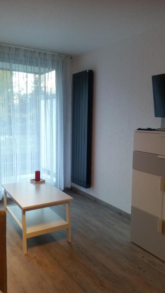 - un salon avec une table basse devant une fenêtre dans l'établissement Studio COTE BRUNE 2 ALPES, à Les Deux Alpes