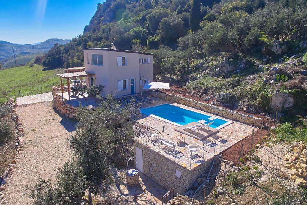 une vue aérienne d'une maison avec piscine dans l'établissement Villa Montemar, à Balata di Baida