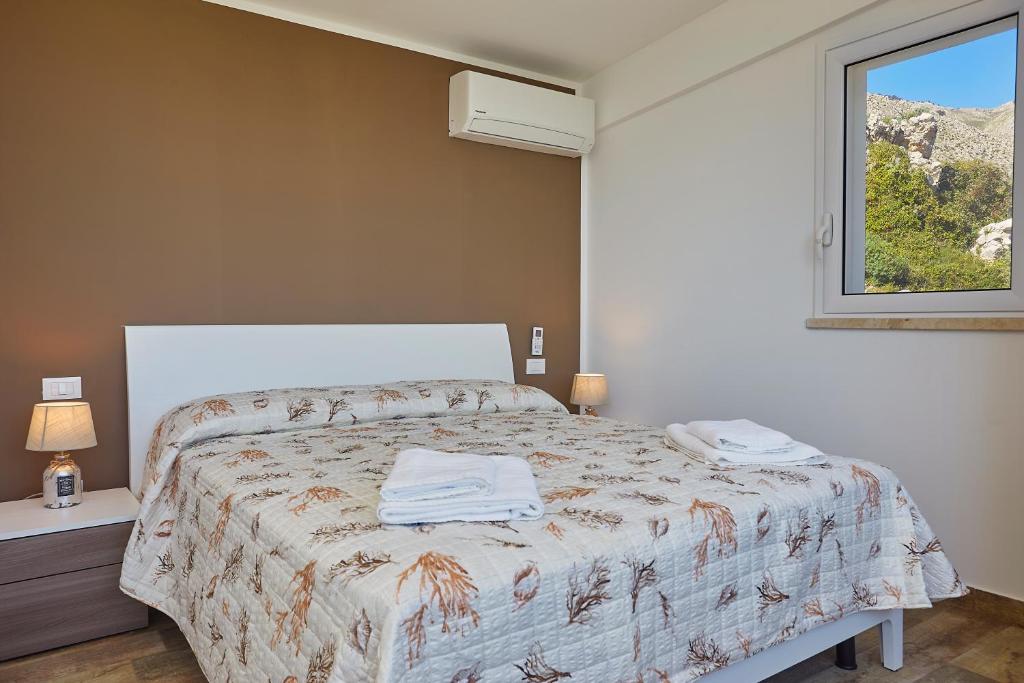 une chambre avec un lit et une fenêtre dans l'établissement Villa Montemar, à Balata di Baida 16 autres photos