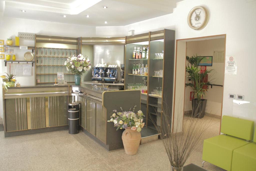 un fleuriste dans une pièce dans l'établissement Hotel Désirée, à San Benedetto del Tronto