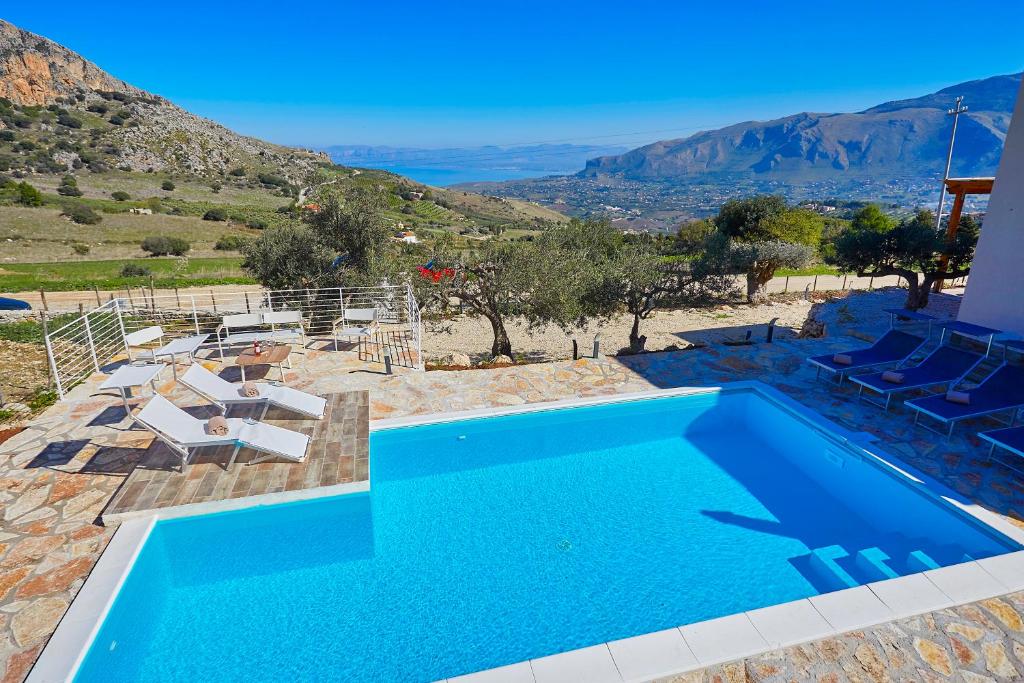 une piscine avec vue sur une montagne dans l'établissement Villa Montemar, à Balata di Baida