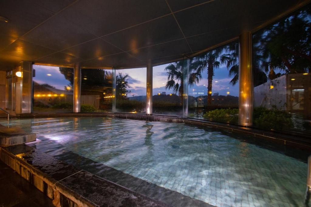 - une piscine dans un bâtiment avec vue sur la ville dans l'établissement Toba Grand Hotel, à Toba