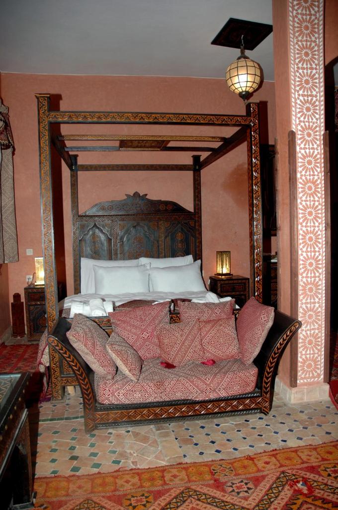 Cette chambre comprend un grand lit et un canapé. dans l'établissement Riad Lahboul, à Meknès 37 autres photos