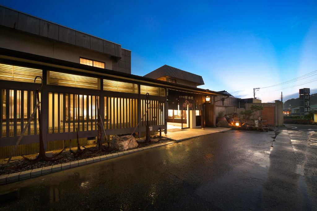 une rue vide devant un bâtiment la nuit dans l'établissement 黒潮の宿 臨海荘 -Kuroshio no yado Rinkaisou-, à Katsuura