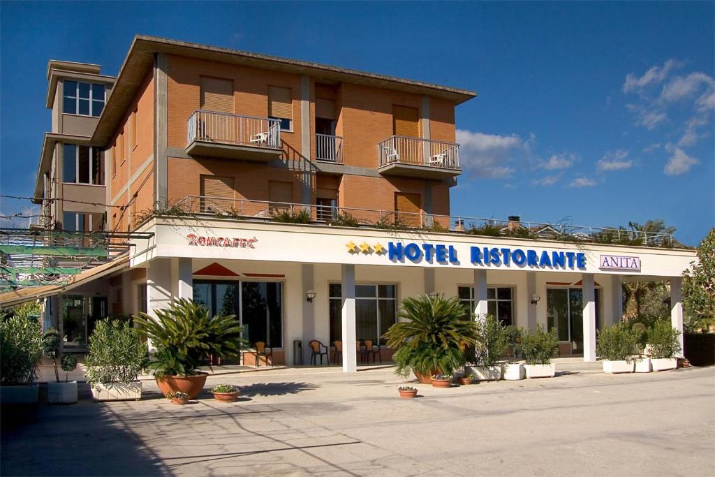 un bâtiment avec un panneau indiquant l'institut nord dans l'établissement Hotel Ristorante Anita, à Cupra Marittima