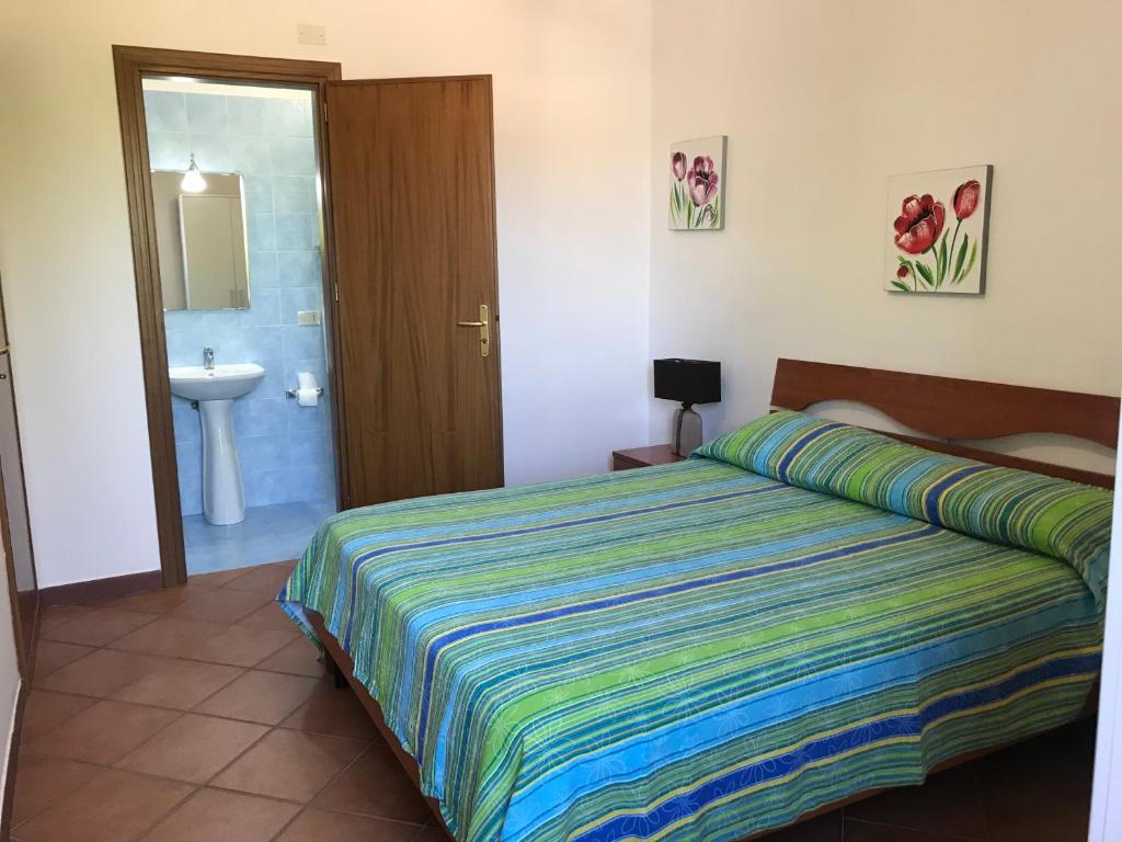 une chambre avec un lit et une salle de bain avec un lavabo dans l'établissement Villa Cocus, à Altavilla Milicia