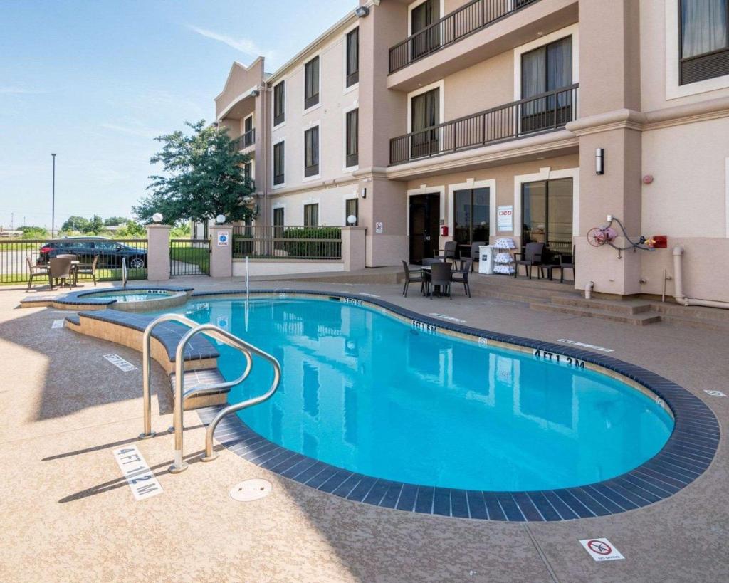 Comfort Suites Houston West at Clay Road Image