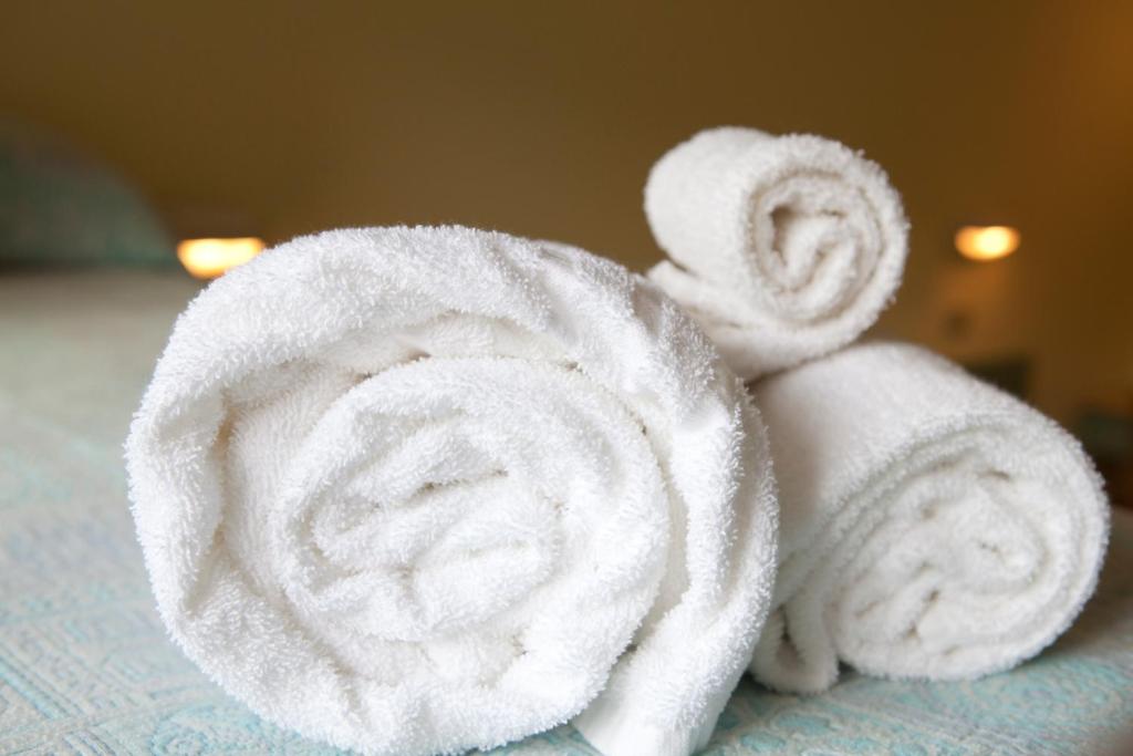 une pile de serviettes posée sur un lit dans l'établissement Hotel Sant'Angelo, à Riccione 109 autres photos